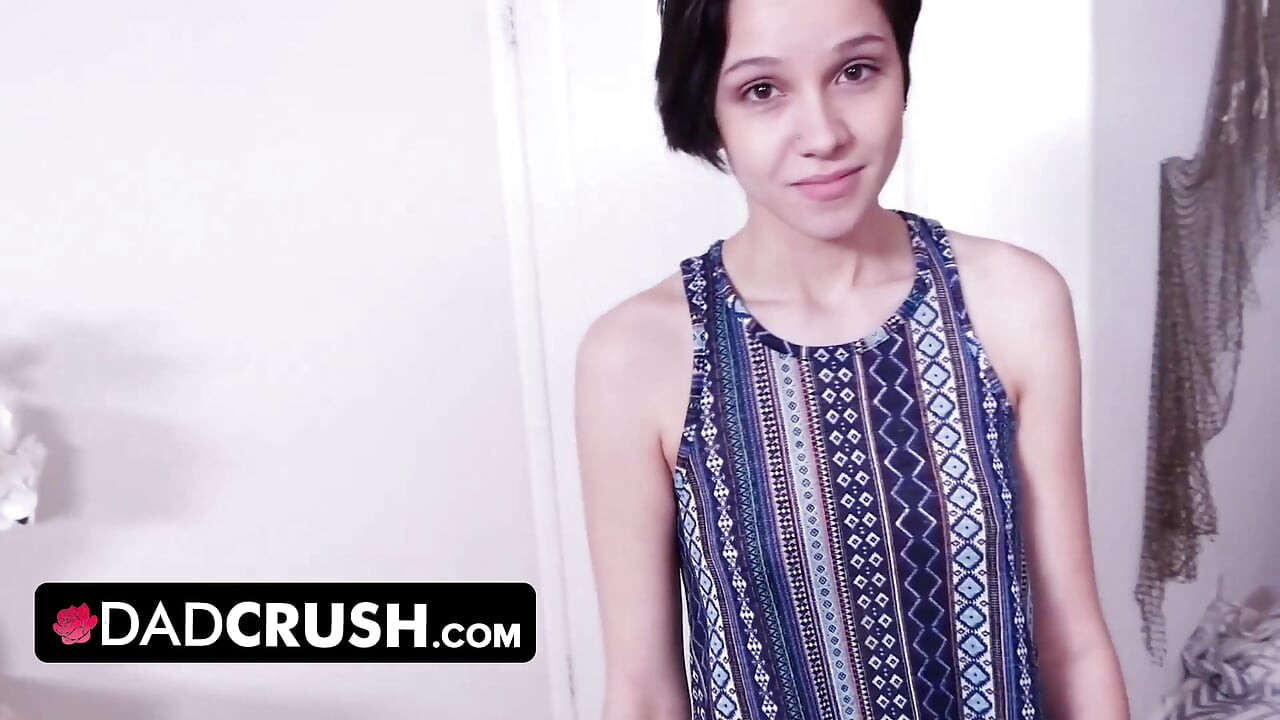 Dadcrush - número equivocado! Hijastra cachonda envía a su padrastro desnudos por error y lo hace correrse