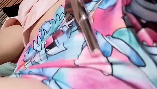 Dadı mastürbasyon yapıyor ve ıslak tangalarını gösteriyor