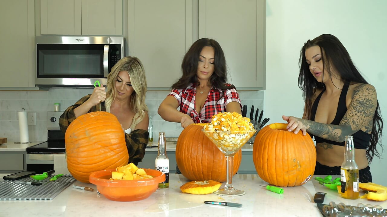 Kiki Mariah_970 Evelin Carve Pumpkins nua sessão de fotos depois