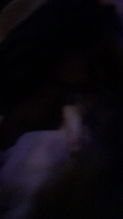 אישה צעירה וסקסית מקבלת זיון פנים מהבעל