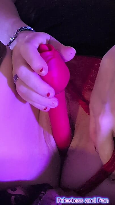 Elara bawi się wibratorem i dostaje stopy spust!