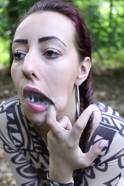 Pelajar remaja Belanda memberikan blowbang semasa rehat makan tengah hari