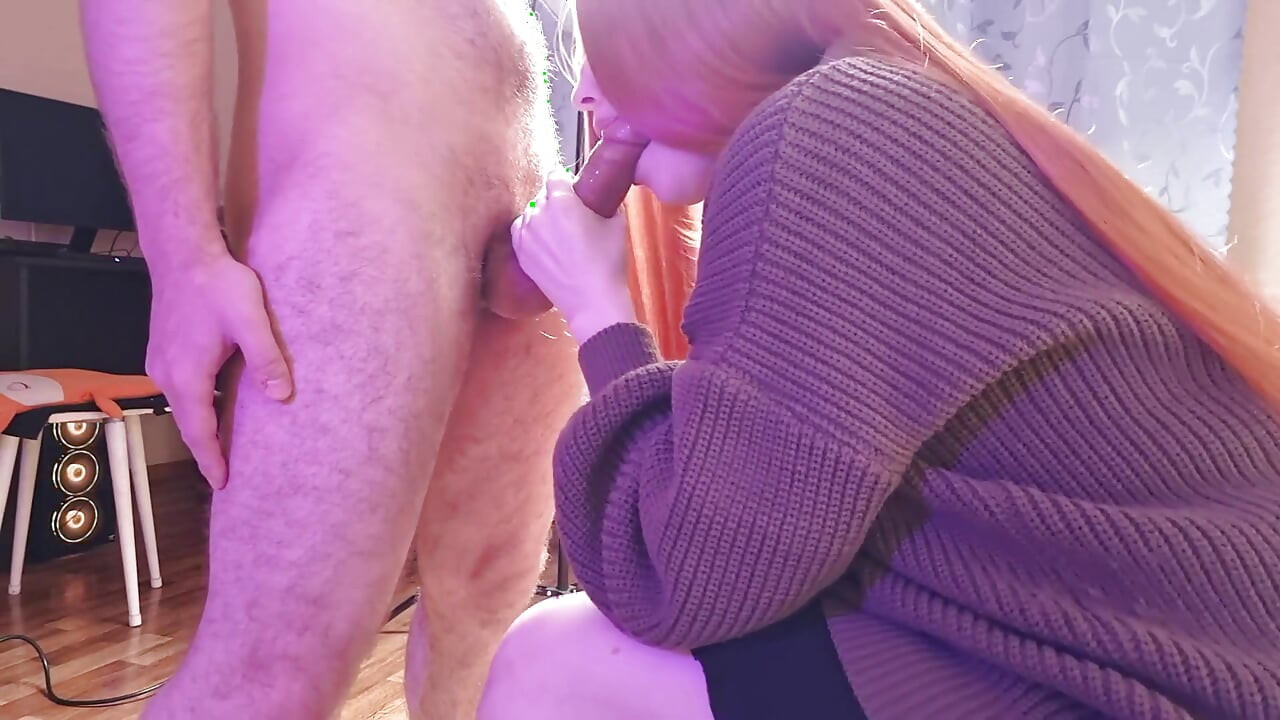 Dziewczyna po studiach ssie kutasa do swojego chłopaka, udając miłą dziewczynę