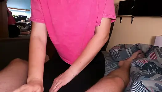 Meine stiefschwester wichst schnell meinen schwanz!
