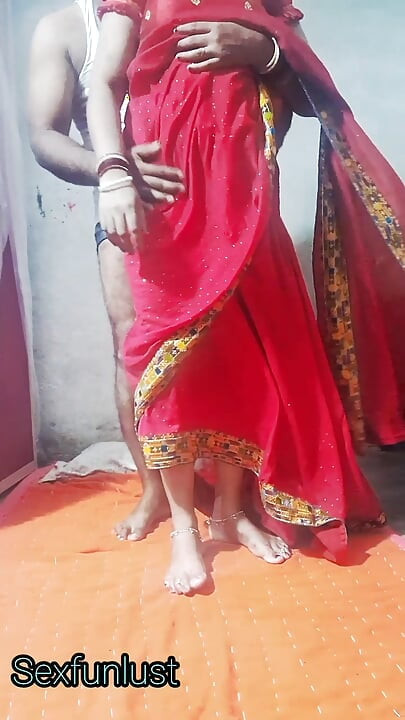 असमाधानी देशी रांड बायको कॉलेज मित्रासोबत चोदताना