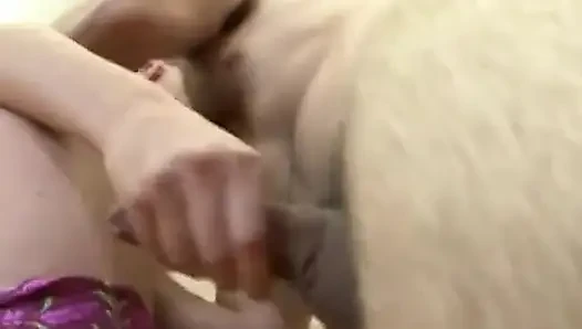 Azgın bir orospu arzularla penisi emiyor