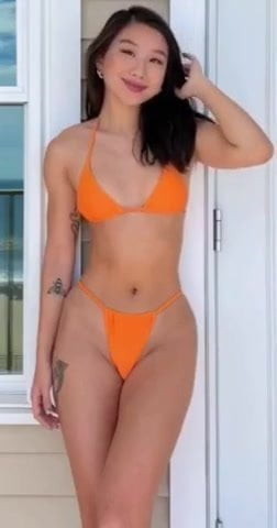 Ici jouit Vanessa Chen et son corps de bikini étroit