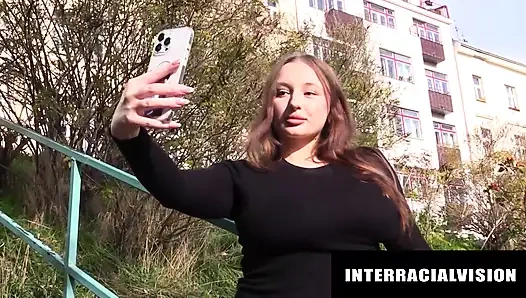 Interracial vision - pantat dan memek amber bloom si cewek rambut cokelat dientot habis-habisan sama kontol raksasa