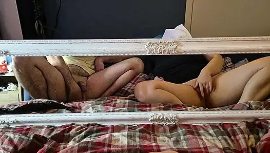 Masturbasi bareng-bareng di depan cermin