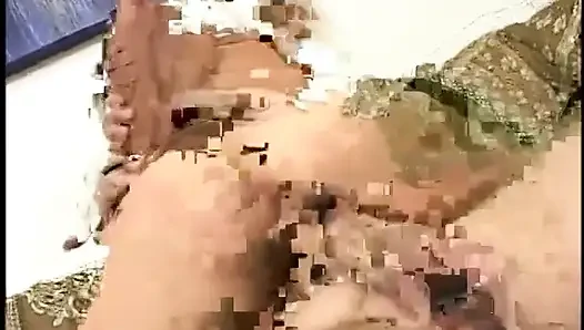 Junger ficker genießt es, schwanz zu lutschen, während sie auf der couch gefickt wird