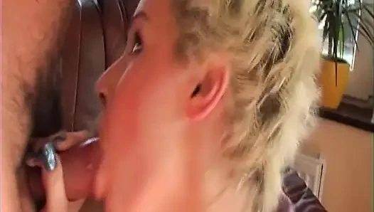 Крошку-блондинку Дико Пальцами На Диване