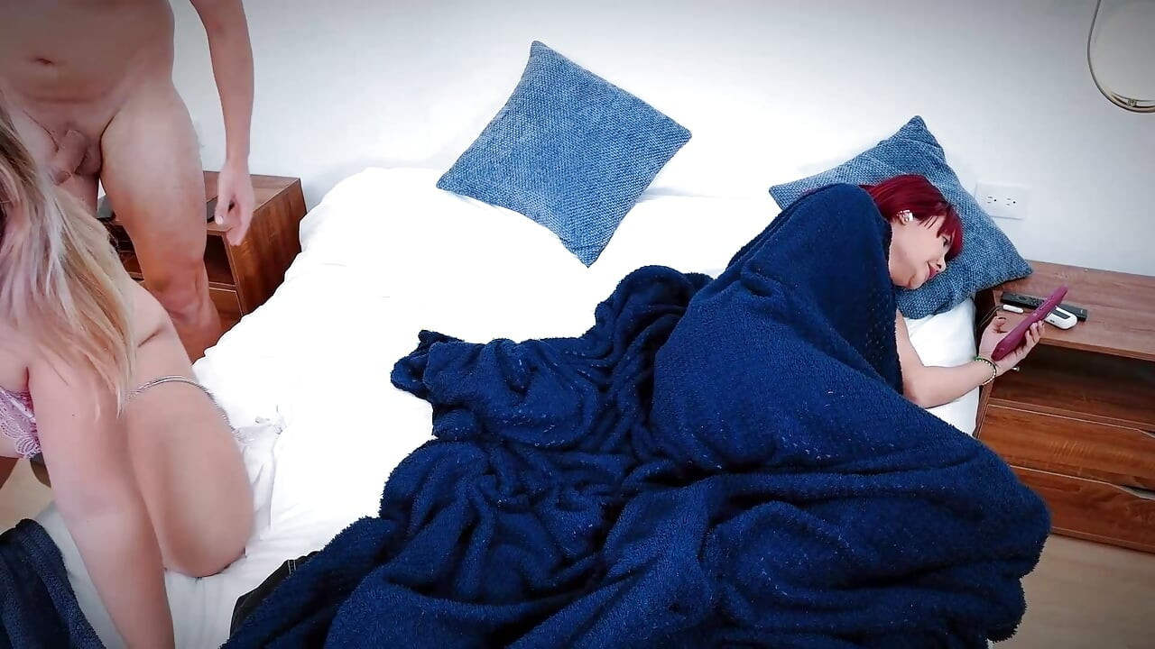 Mi hermanastra conparte su pene conmigo en la misma cama mientras atiende una llamada