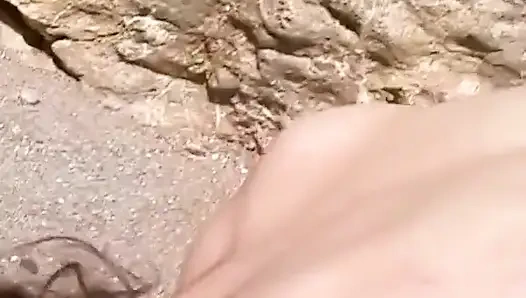 Azgın esmer plajda götünü sikiyor