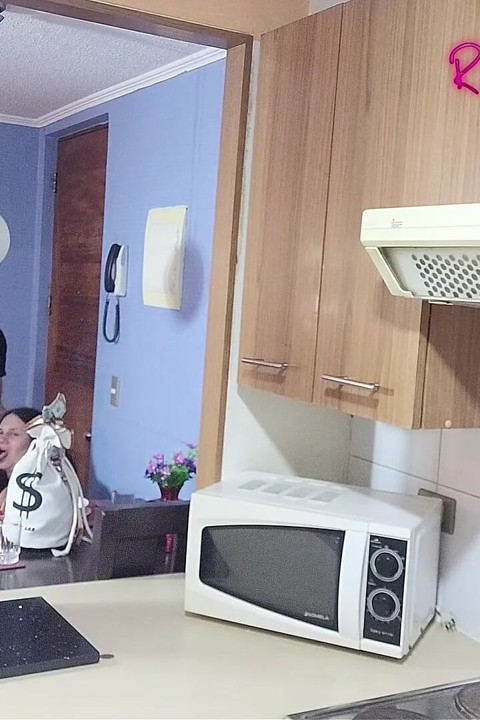 Видеа за фенове: Маскиран млад мъж ме чука в кухнята