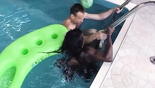 Fransa'dan zenci sürtük havuzda çifte sikiliyor