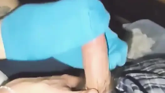 Cewek seksi rambut biru ini lagi asik ngocok kontol dengan kaus kaki sambil ngocok kontol sampai matanya merem melek