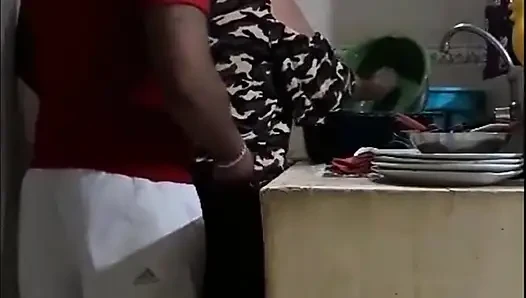 Karyawan ngentot waktu lagi cuci piring - istriku hampir mergokin kami lagi cuci piring