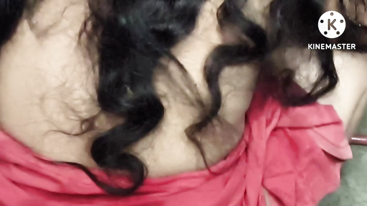 Bhabhi ji badet in Einsätzchen von kleinen schätzchen wie kleinen babby