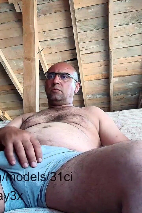 Ayah tiri melakukan live streaming dan akhirnya ejakulasi.