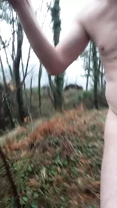 Meztelenül hideg esőben!