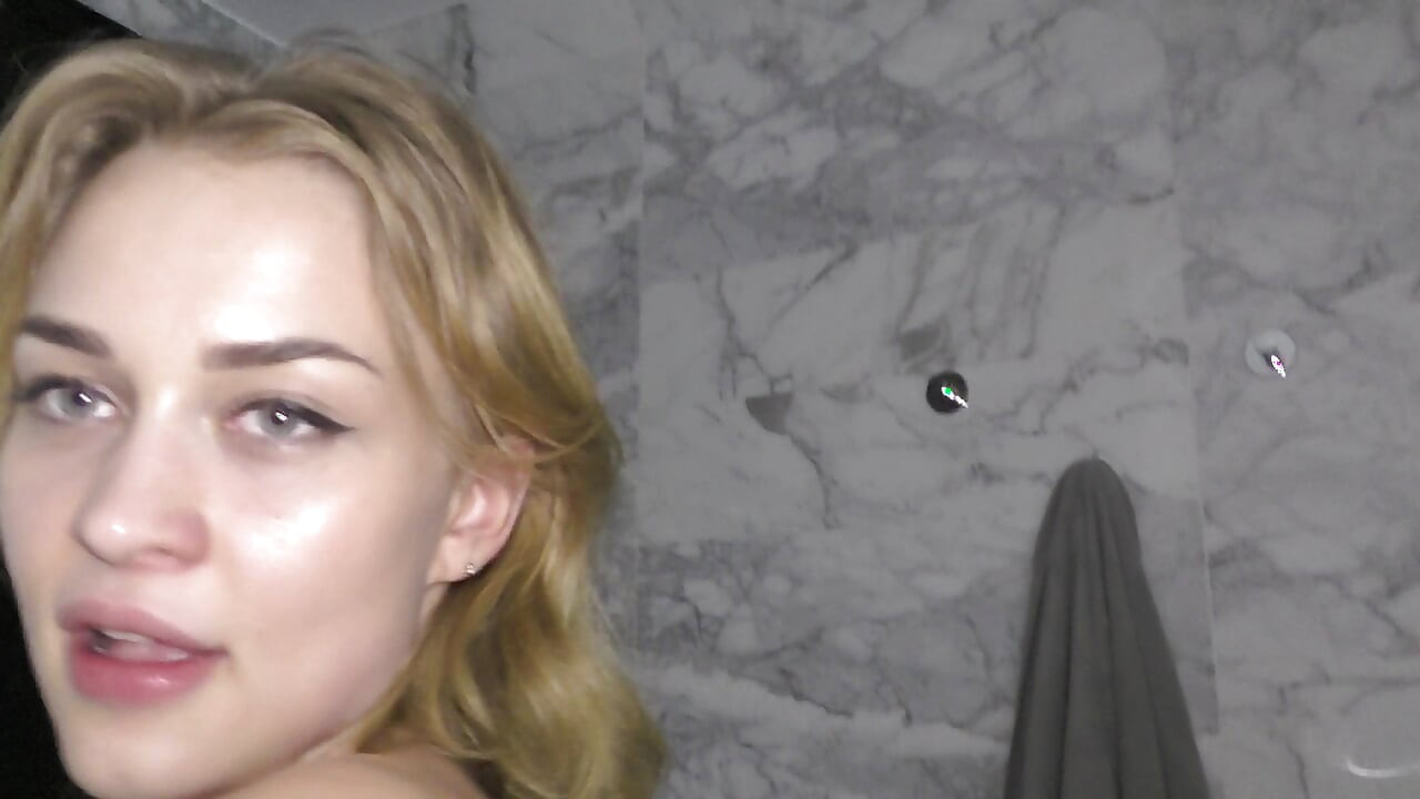 Real Home ! Warmed up a busty teen in bathroom