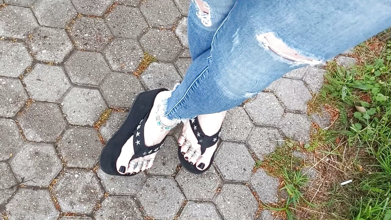 Sexy feet in black platforms, toe rings & anklets + ripped jeans