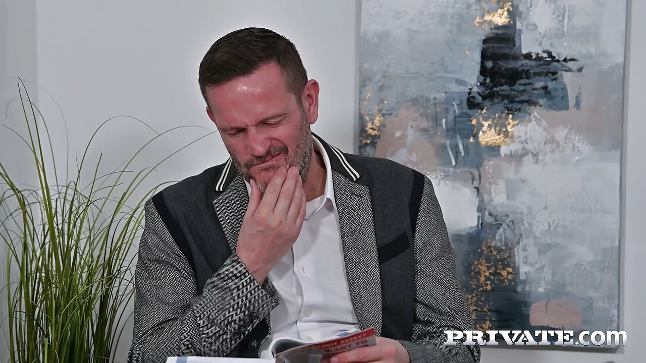 Private com - Pentru Alice Ross și Novella Night, uneori, o zi grea la birou se poate transforma într-o orgie