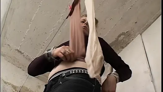Cewek nakal rambut pirang lagi asik ngocok kontol dan orgasme di ruang laundry