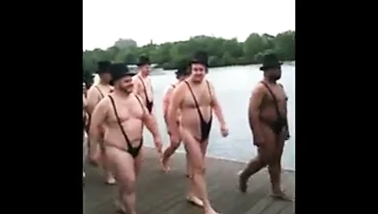 Пожилые мужчины в стрингах в купальниках