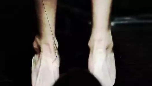 Koreli seksi şarkıcı iu ayak cumtribure