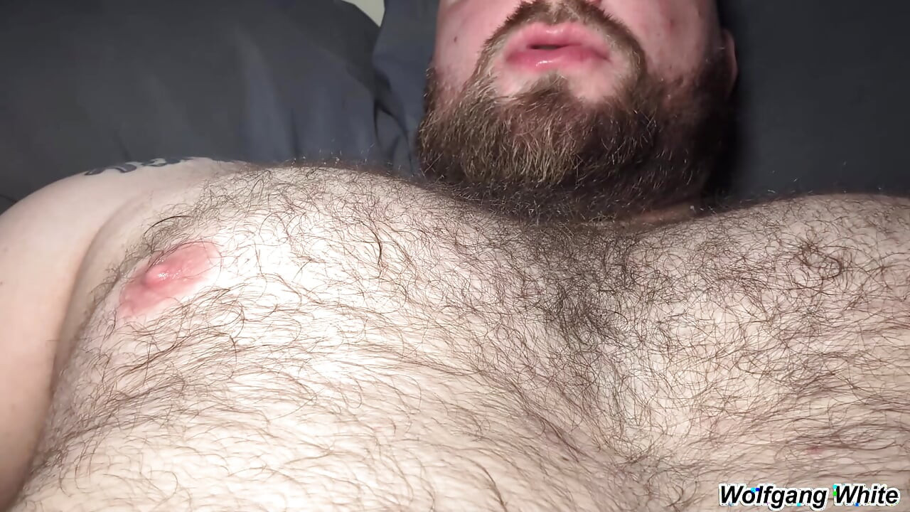 Stiefvaters nippel lecken, während er wichst - BOTTOM-pOV-rollenspiel - wolfgang white solo-masturbation