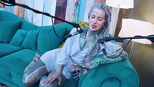 Z hakkında konuşuyorum - zeal - asmr podcast sfw konuşuyor gotik sıska kız dreadlocks dövmeli model dövmeli kız