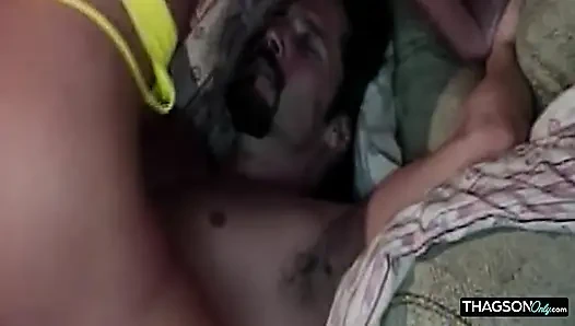 Büyük memeli sarışın orta yaşlı seksi kadın yarak yiyor ve derinden sikiliyor