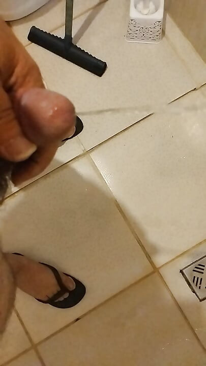 Urine falling in slow motion impresses