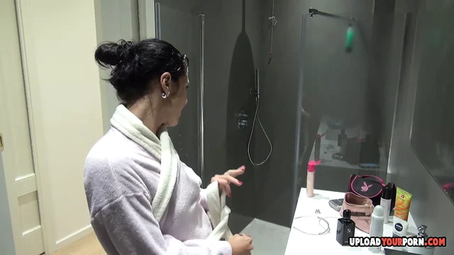 Showering MILF does not mind the camera