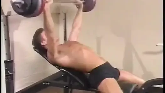 Erotik eşcinsel adam yarak emdikten sonra spor salonunda derinden sikiliyor