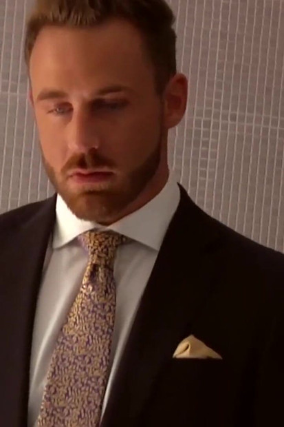 MENATPLAY - Logan Moore u odijelu analno jebe gay Sunny Colucci