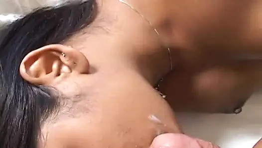 Pelacur semok kulit hitam lagi nyicipin kontol cowok kulit putih gaya doggy