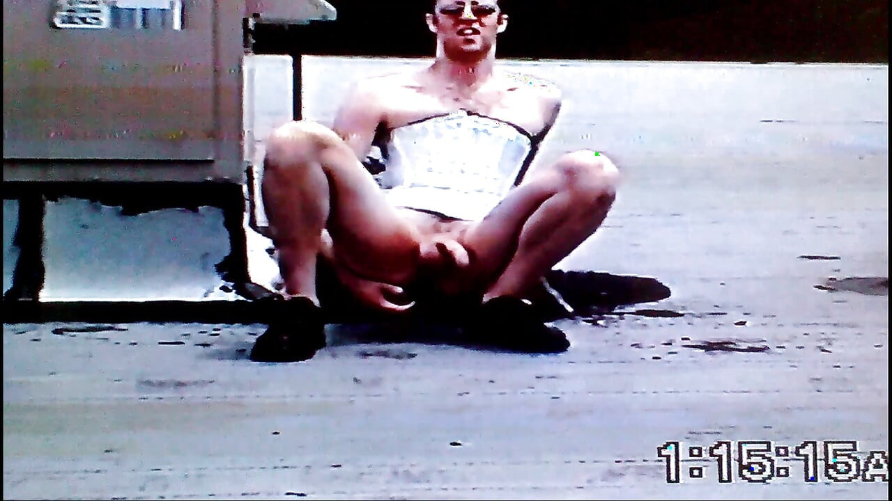 Travesti çatıda dev bir dildoya biniyor
