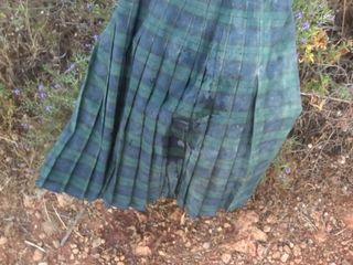 Pisse sur jupe écossaise verte 3