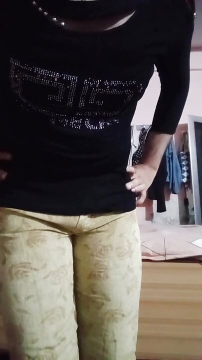 Indiana crossdresser gaurisissy pressionando e brincando com seus peitos grandes em camiseta jeans