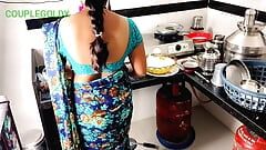 Küchen-sex: stiefmutter sitzt, um essen zu essen, bis wir gehen