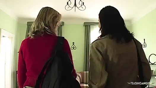 Lucy und arwen bekommen ihre fotzen in einem hardcore-dreier gepumpt