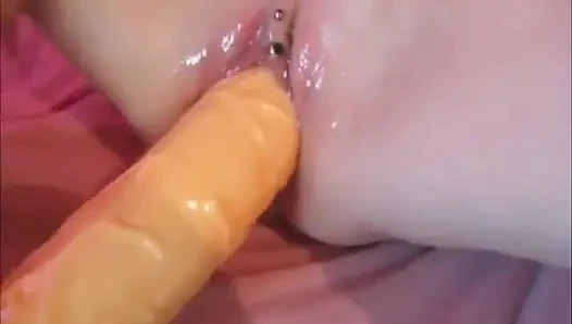 Kendimi sevmeyi ve alet emmeyi çok seviyorum
