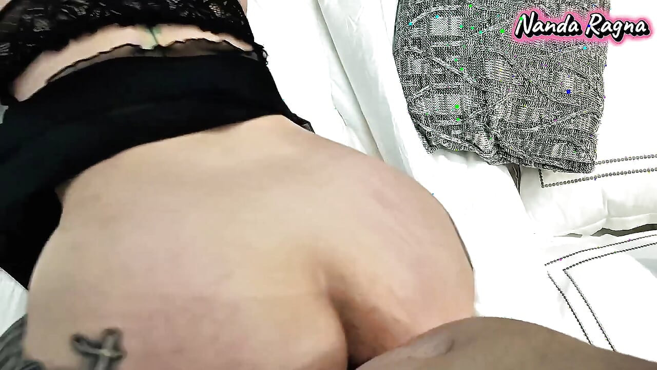 Ich kam auf das gesicht und dann in den arsch dieser mieze mit einem dicken arsch