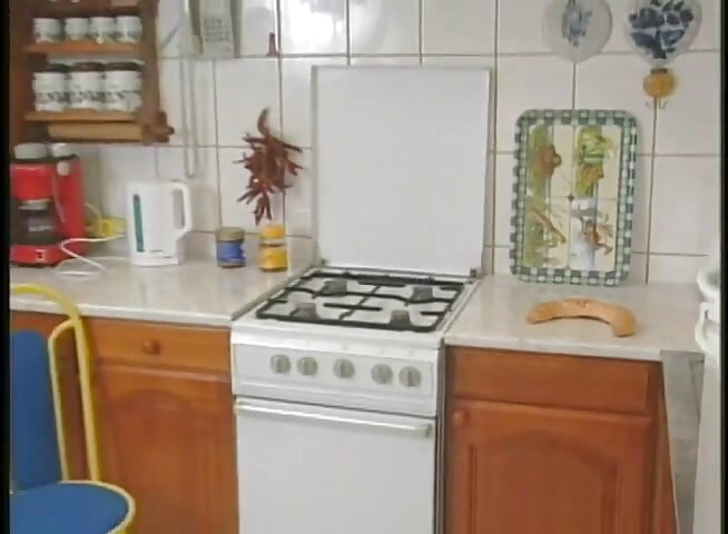Piękna laska owija stożek kutasem facetów i liże to