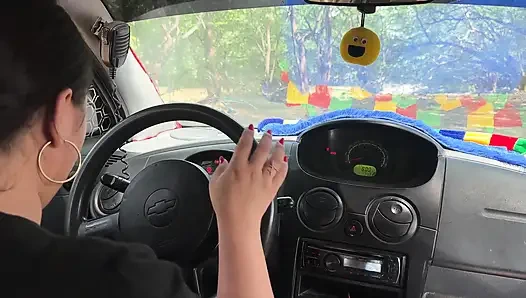 Я помогаю толстой латиноамериканке разорять где-то в обмен на жёсткий секс в её машине.