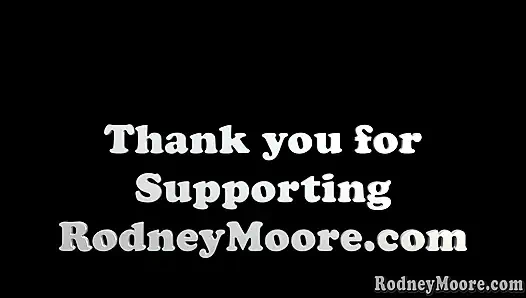 Behaartes amateur-mädchen mit behachen brustwarzen