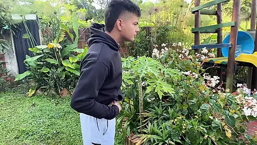 Tukang kebun melihatku masturbasi dan sange, jadi aku memutuskan untuk menyenangkannya dengan membiarkanku memasukkan kontol besarnya.