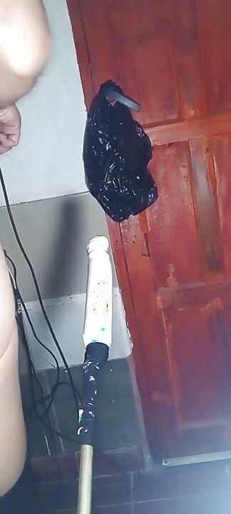 Ενεργοποιούμαι ντυμένος σαν σίσσυ και γαμιέμαι από κώλο
